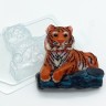 Форма пластиковая: Тигр лежит на камнях
